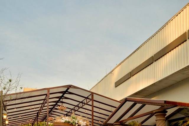 Jardim com capela Cristal