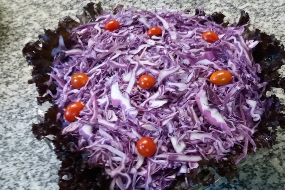 Repolho roxo e tomate cereja