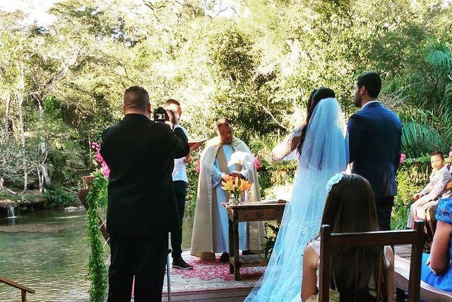 Casamento à beira do rio