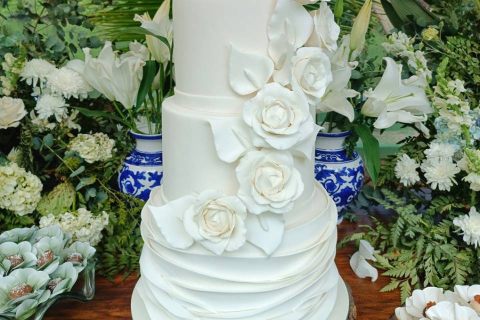 Ruffle cake com flores de açúc