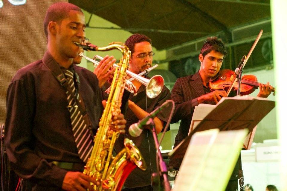 Saxofone, trompete, flauta e violino