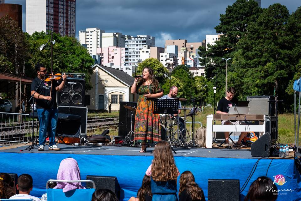 Voz, piano, violino e bateria