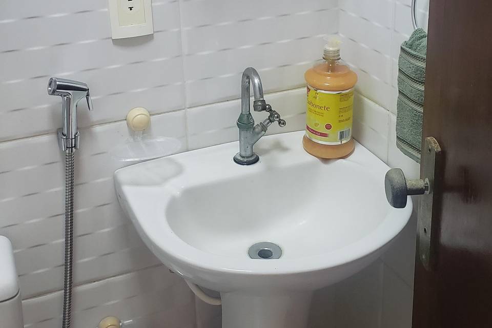 Banheiro com toalhinhas