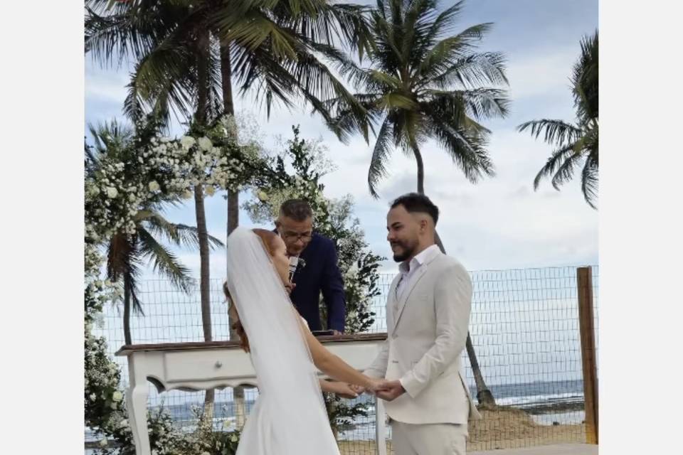 Noivos no altar praiano