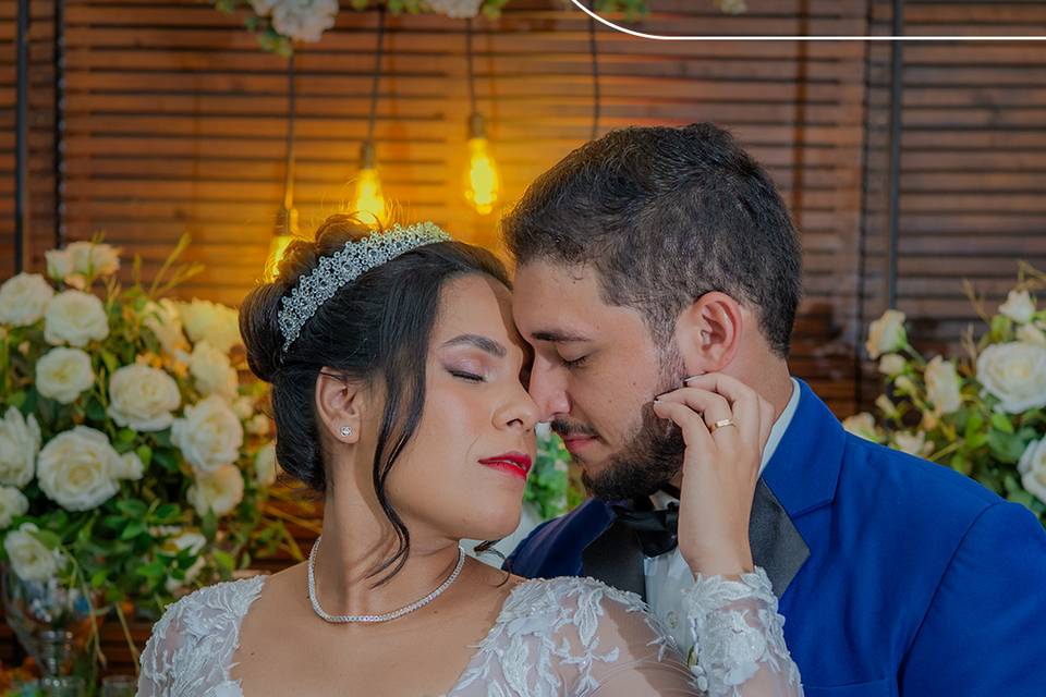 Noivos na mesa do bolo