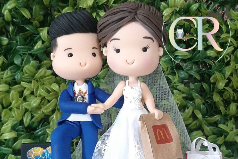 Casal com bola sacolas etc