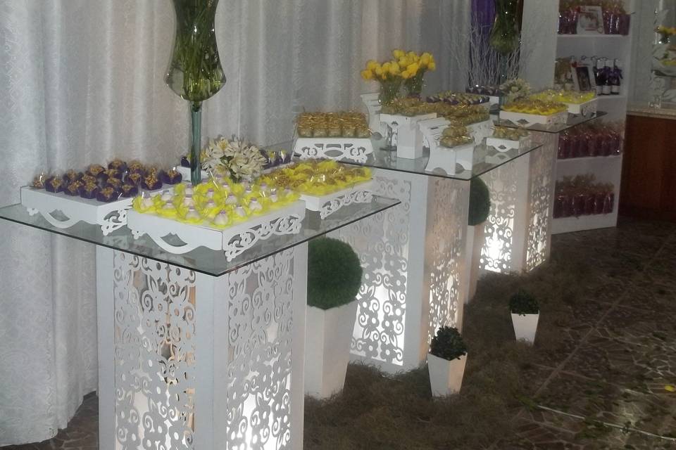 Casamento amarelo e roxo