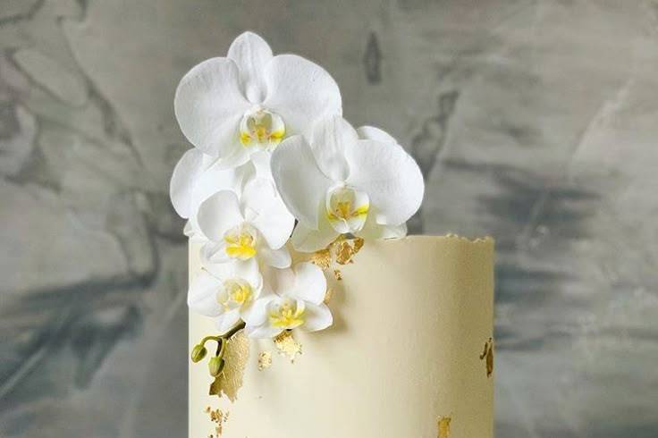 Bolo com detalhes em orquídeas