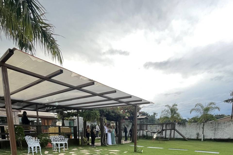 Espaço pergolado e deck
