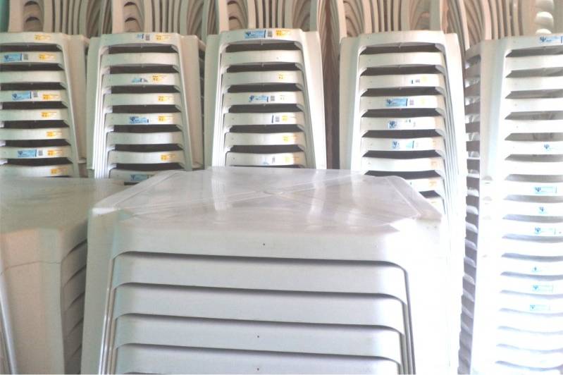 Mesas e cadeiras de plástico