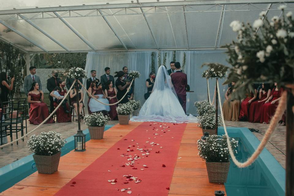 Casamento sobre a piscina