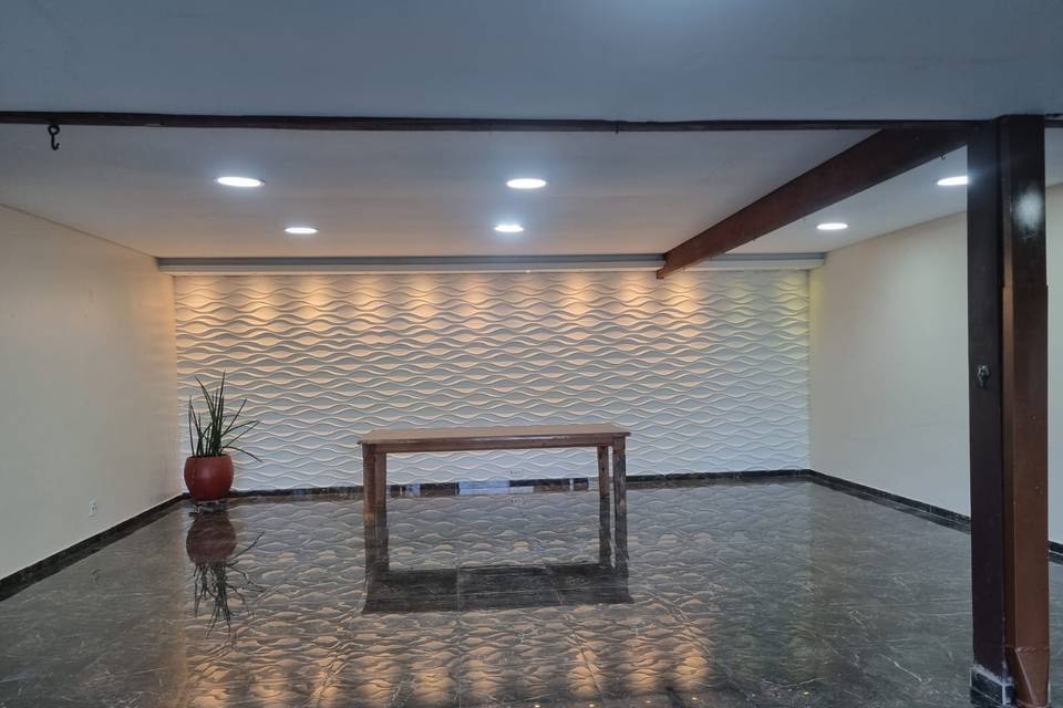 Primeiro salão e mesa rústica