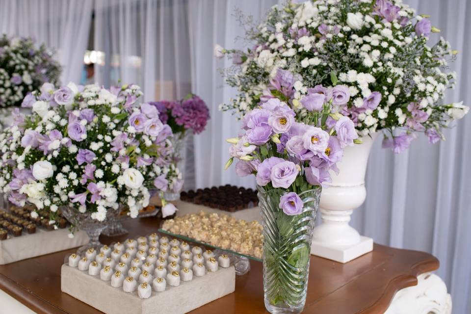Montagem de mesa com doces