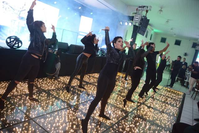 Bailarinos e atrações.