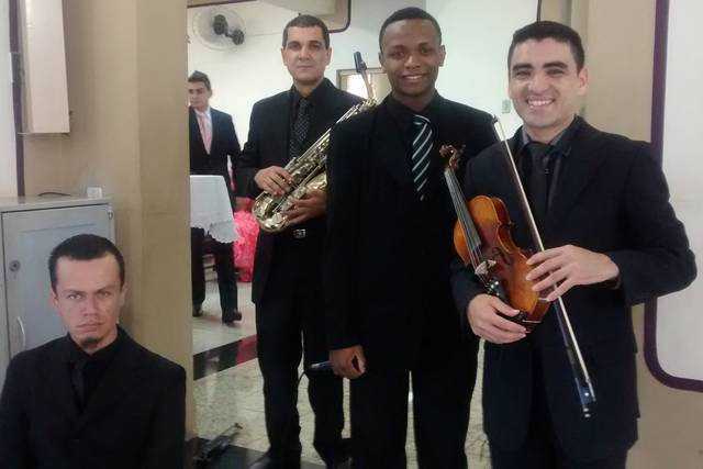 Teclado, sax, cantor e Violino