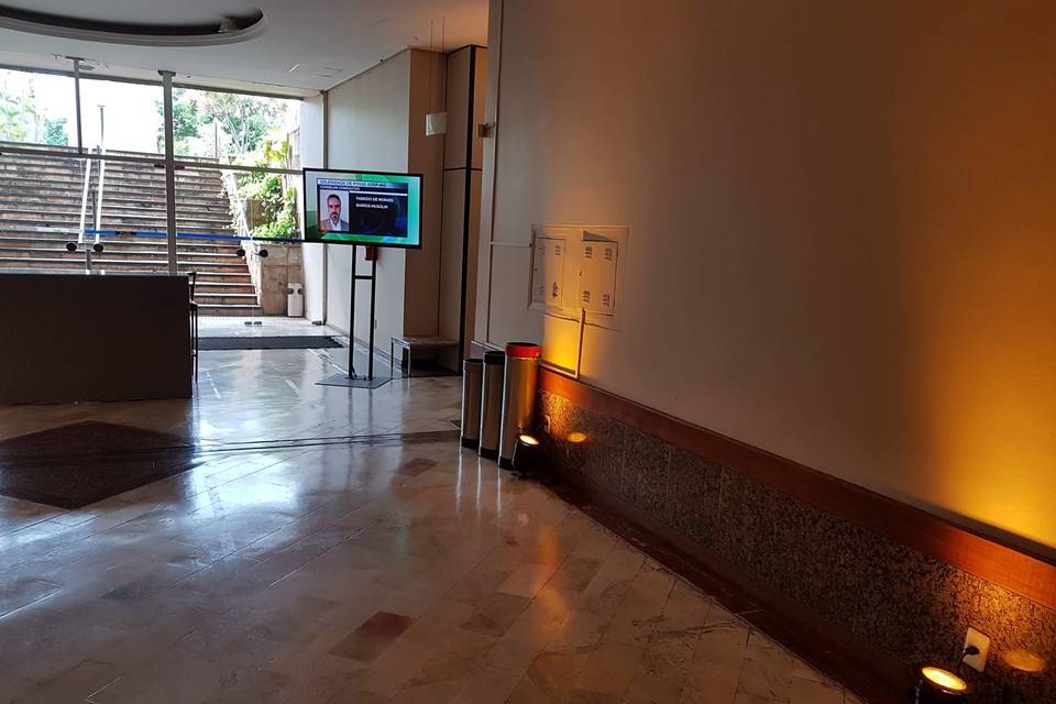 Cênica + TV em pedestal