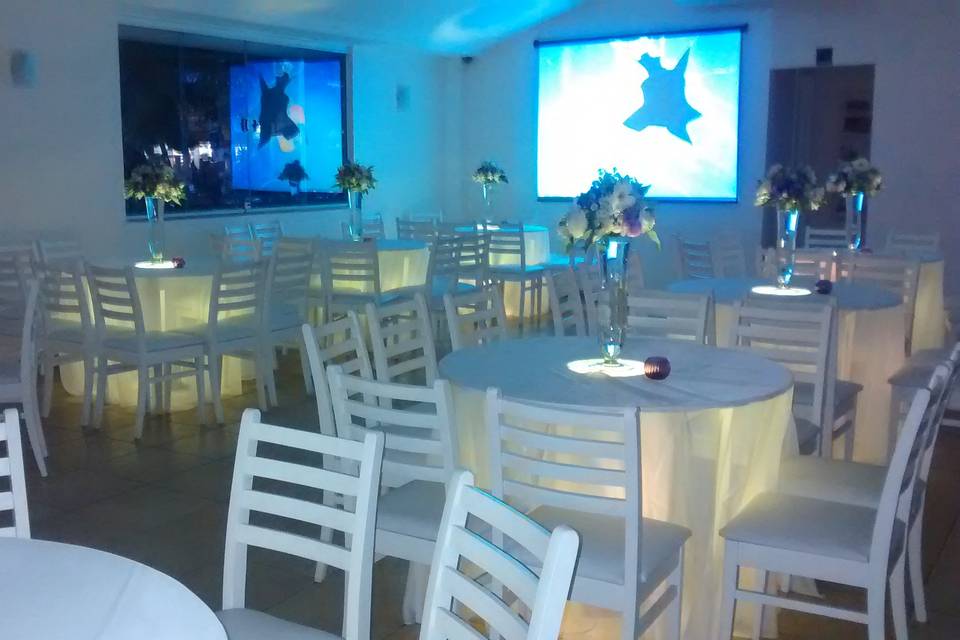 Telão e mesa dos convidados.