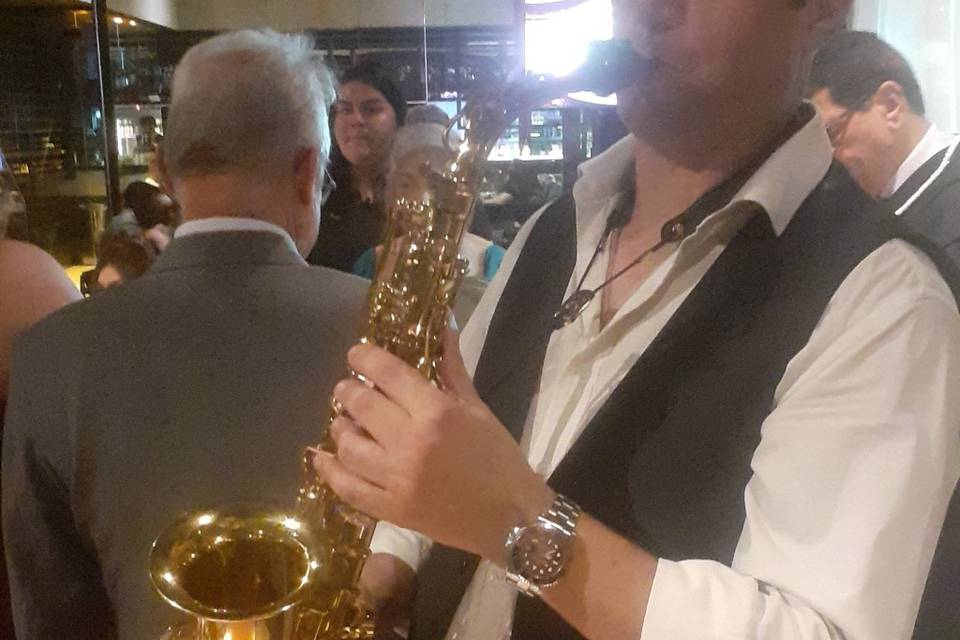 Saxofonista alex sandro trazen