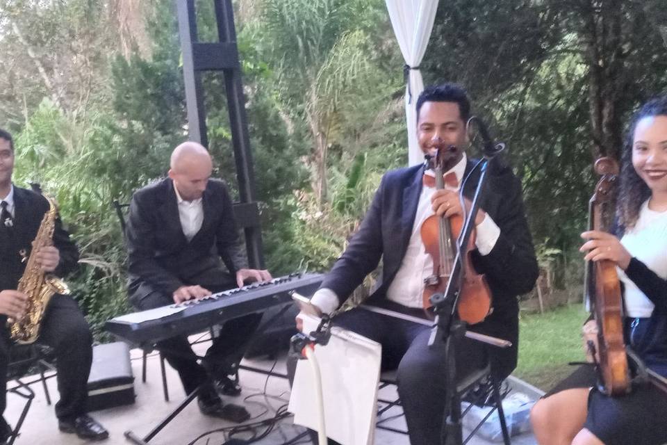 Piano, sax e violinos... Uma pe