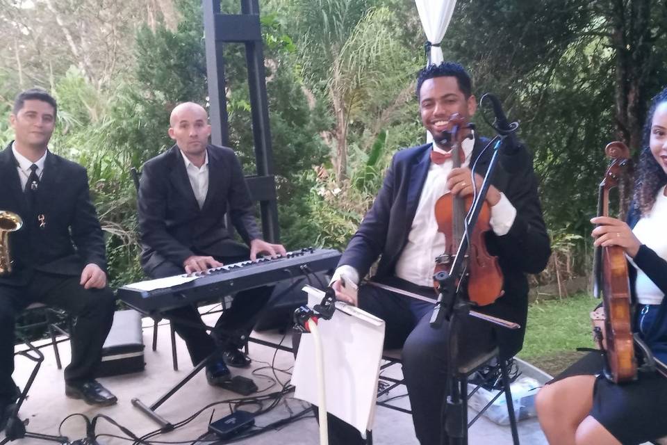 Piano, sax e violinos