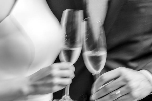 Casal Brindando