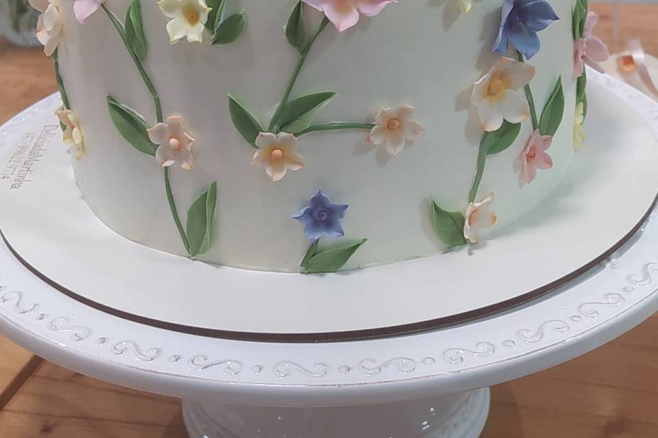 Bolo com decoração flores come