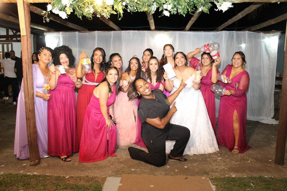 Com a noiva e madrinhas