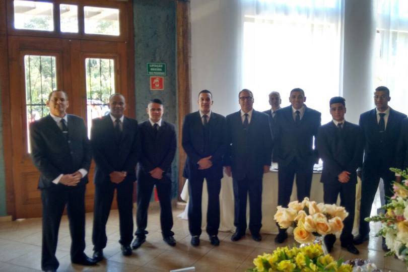 Equipe de garçons dinbuffet