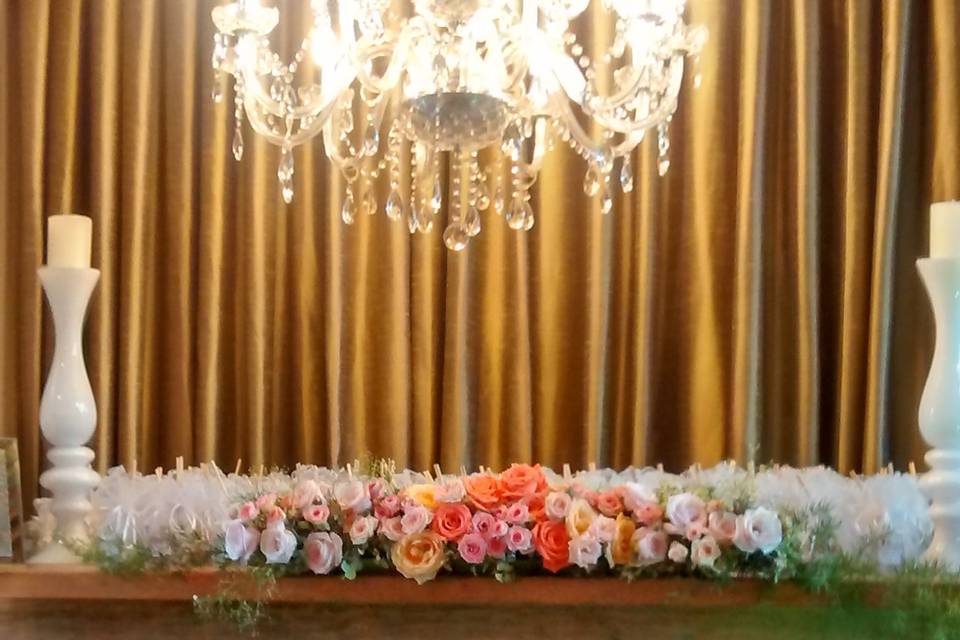 Mesas com flores e velas