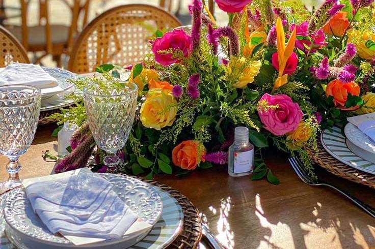 Arranjo floral e mesa