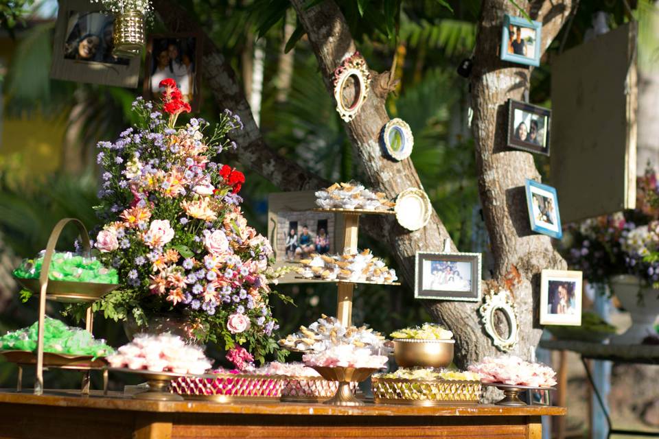 Mesa doces em baixo da árvore