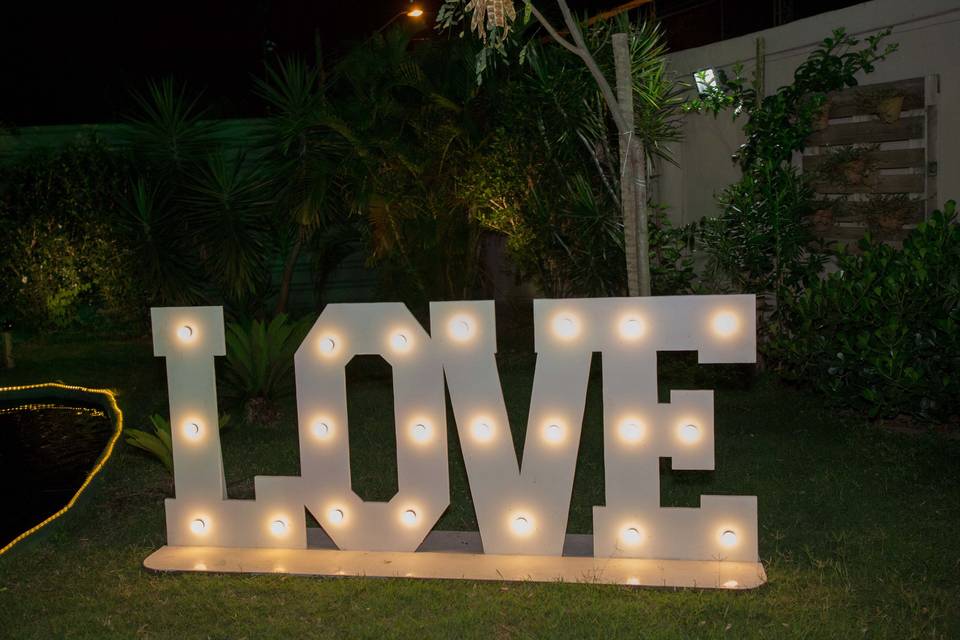 Love iluminado no jardim