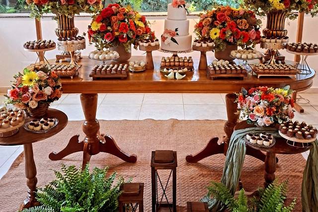 Mesa do Bolo Tropical com Flor