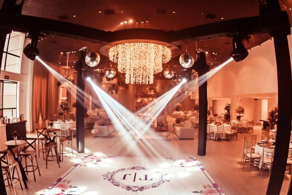 Pista de dança com lustre