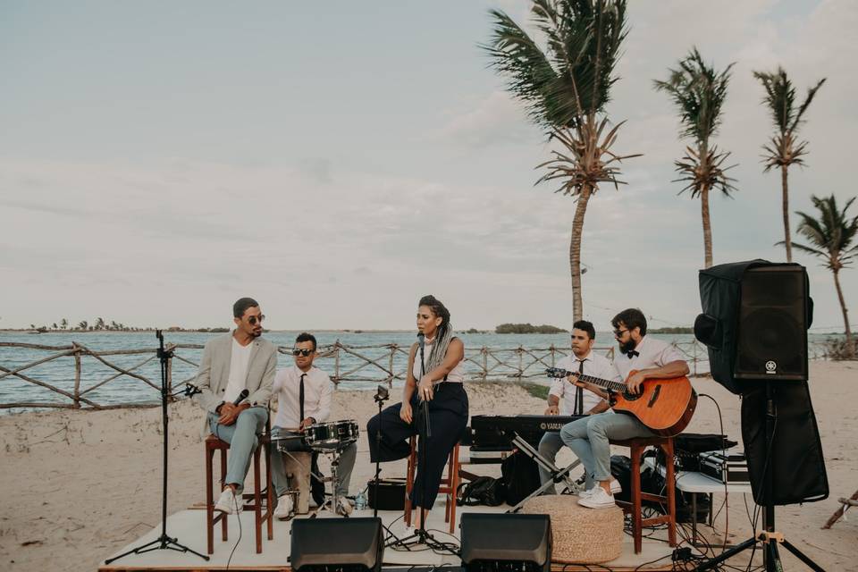 Banda sonhada pé na areia