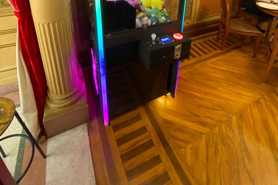 Grua de pelúcia e brindes