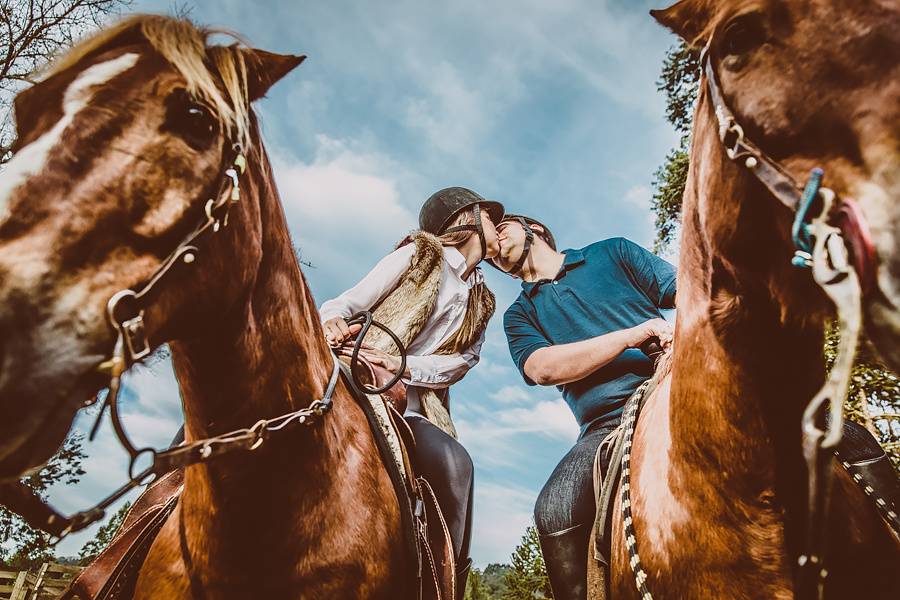 Casal apaixonado por equitação