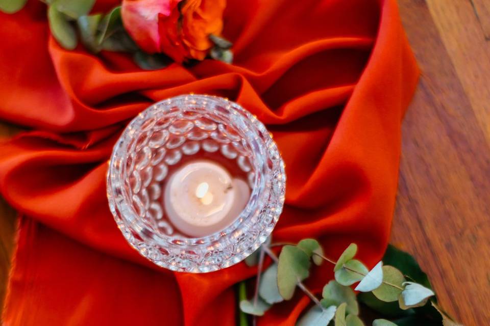 Mesa convidados velas e flores