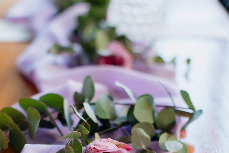 Mesa convidados velas e flores