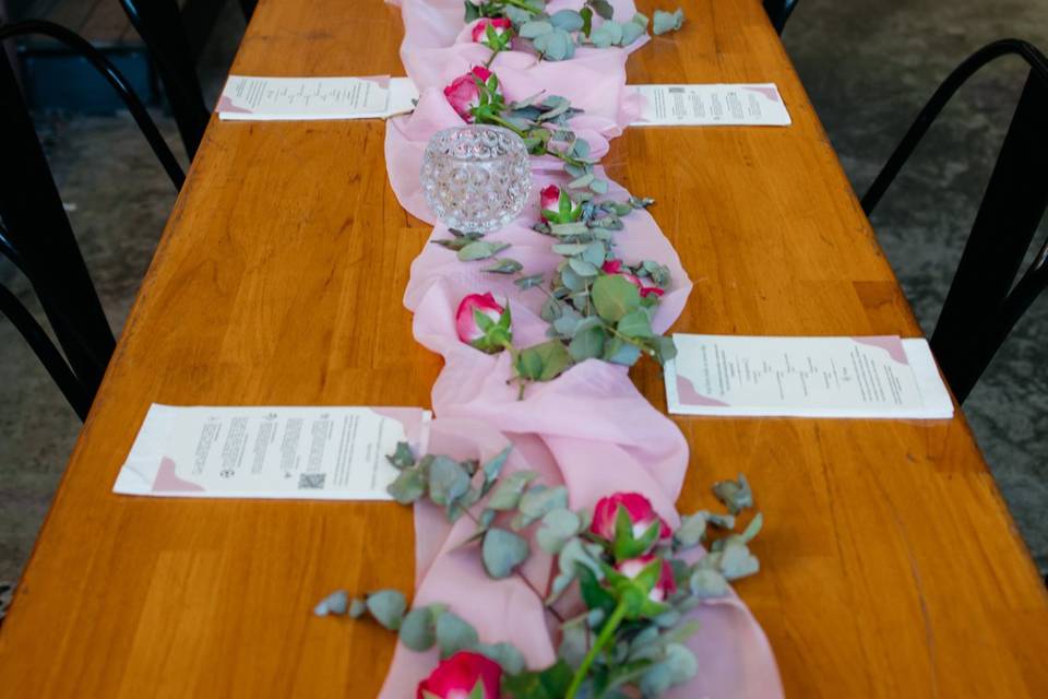 Mesa convidados velas e flores
