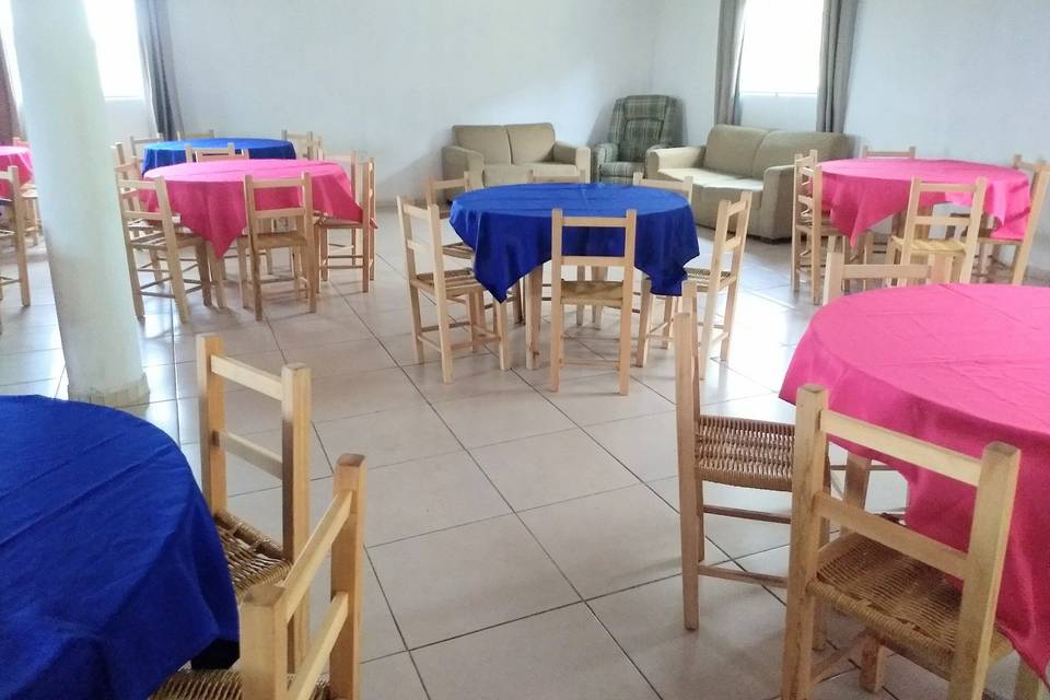 Salão amplo com mesas
