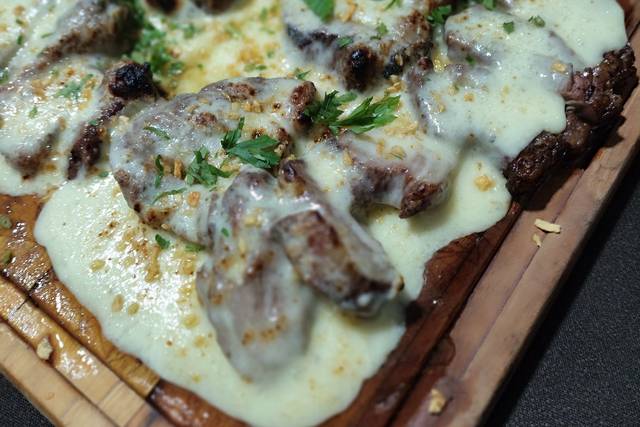 Picanha com queijo gratinado