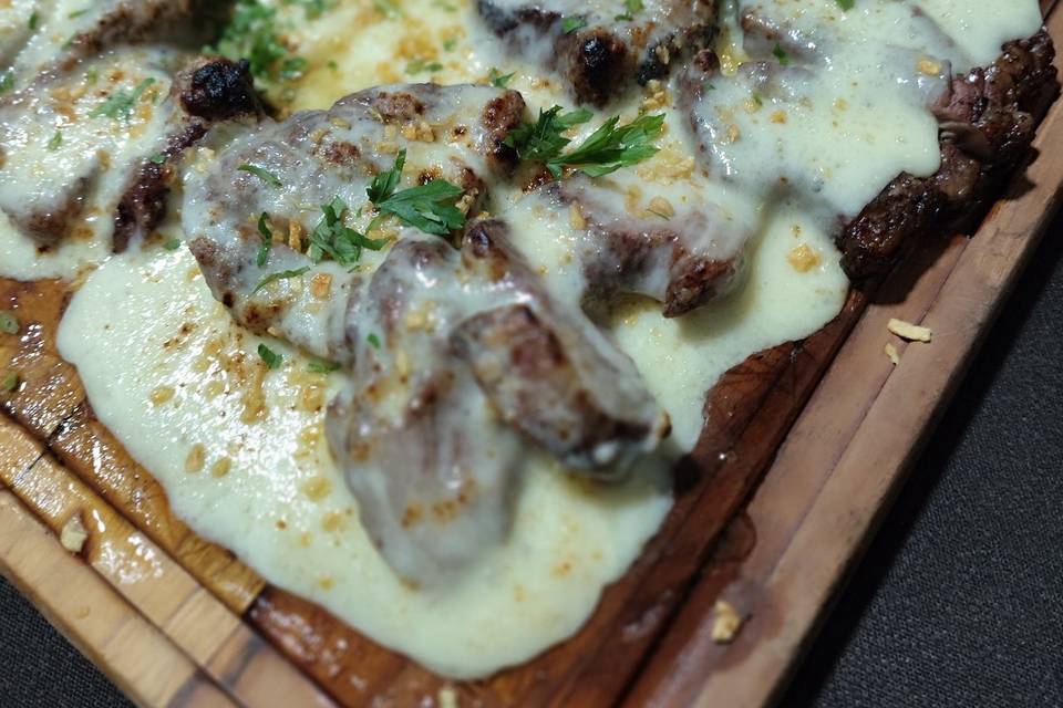 Picanha com queijo gratinado