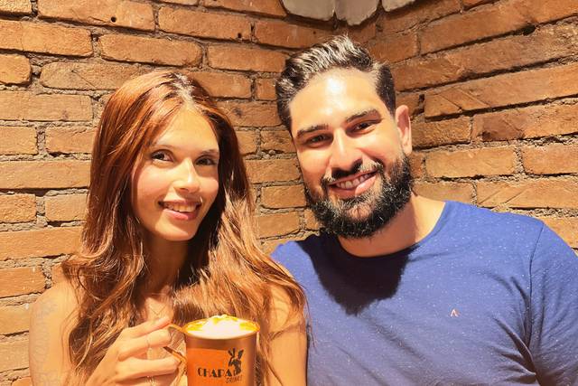 CASAL NA DEGUSTAÇÃO