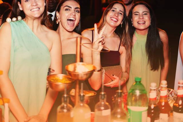 CONVIDADAS NO BAR
