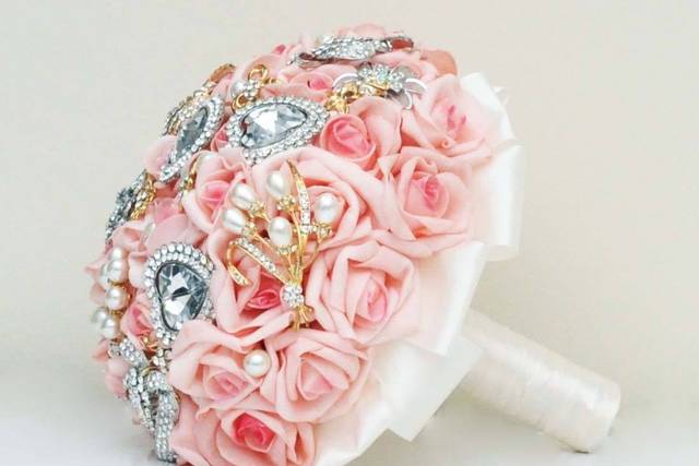 Buque de rosas com pedrarias