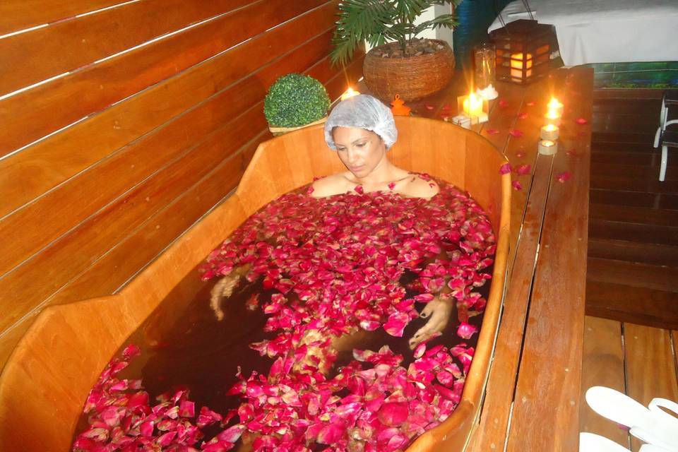 Banho ofurô com rosas