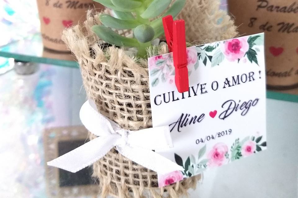 Decorada com laço de cetim TAG