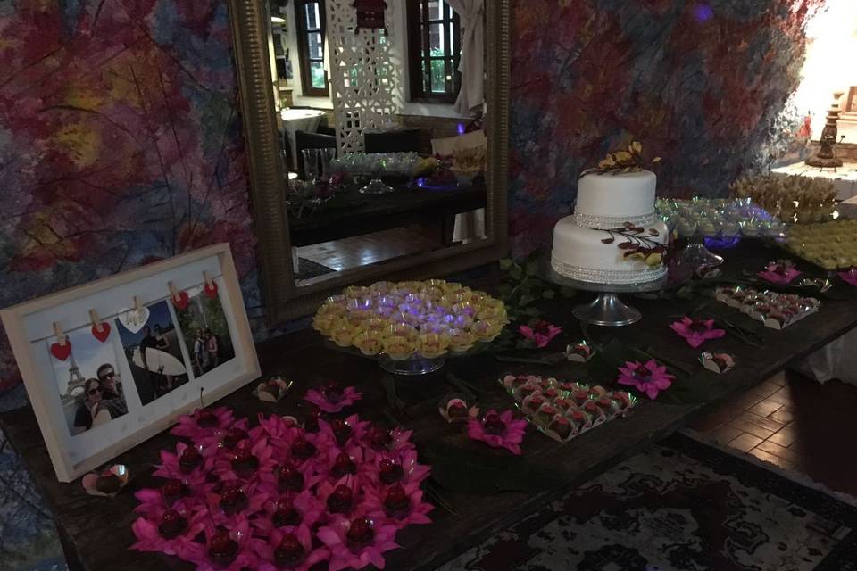 Mesa bolo e docinhos