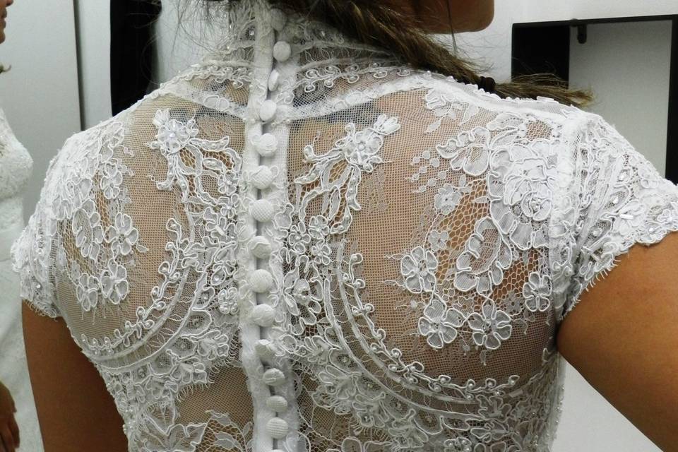 Detalhes costas vestido noiva